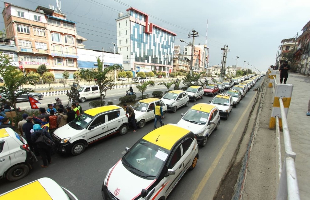 ट्याक्सी व्यवसायीद्वारा १६ बुँदे माग सार्वजनिक 